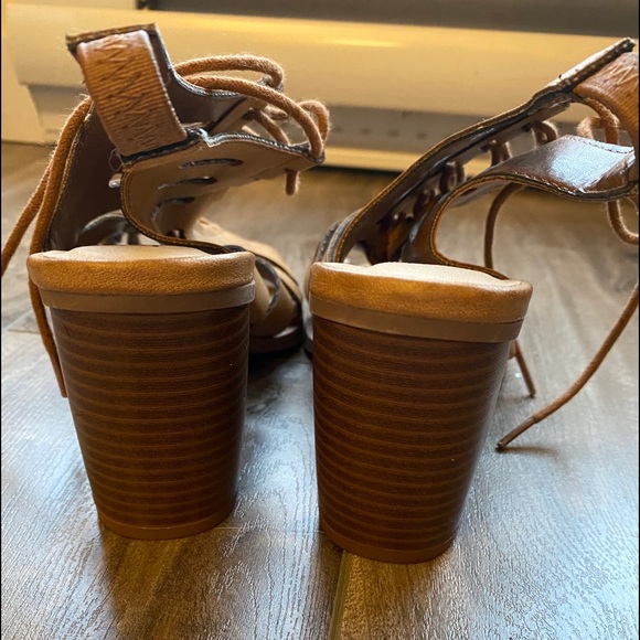 Tan strappy sandal with heel - Picture 3 of 4